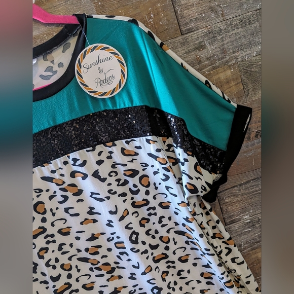 NWT Sunshine & Rodeo Cuffed Sleeve Bling & Leopard Color Block Tee - Picture 3 of 13